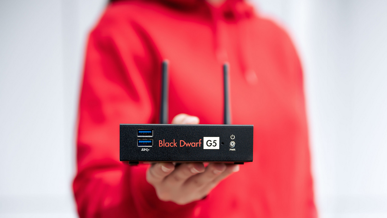 UTM-Firewall Black Dwarf für IT Security im Unternehmen Mann mit UTM-Firewall Black Dwarf in der Hand