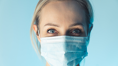 Medizinerin mit OP-Maske