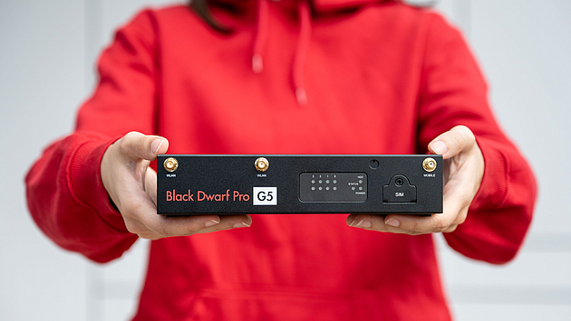 Black Dwarf Pro von Securepoint Eine Person hält eine UTM-Firewall von Securepoint ins Bild
