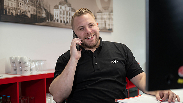 Werde Managed Security Service Provider (MSSP) Securepoint Mitarbeiter im Telefonat mit einem Kunden