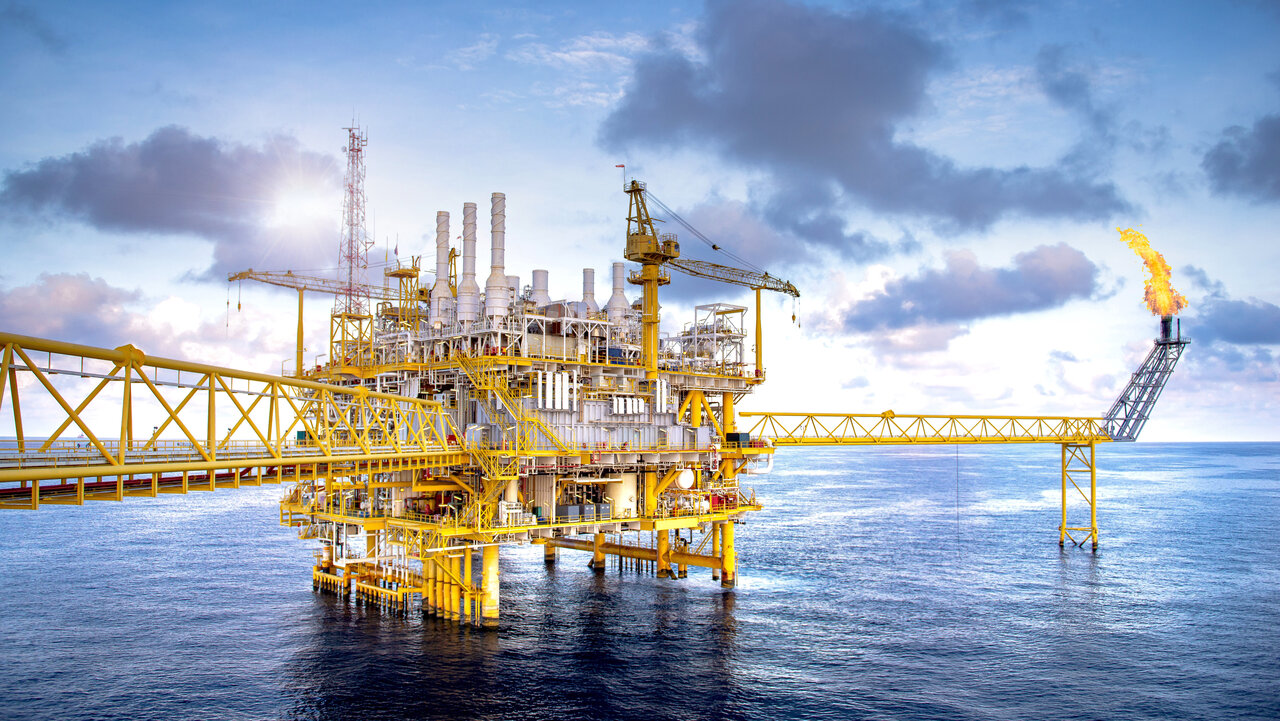 Offshore-Anlagen haben einen hohen Anspruch an IT-Sicherheit. Eine Bohrinsel auf hoher See.