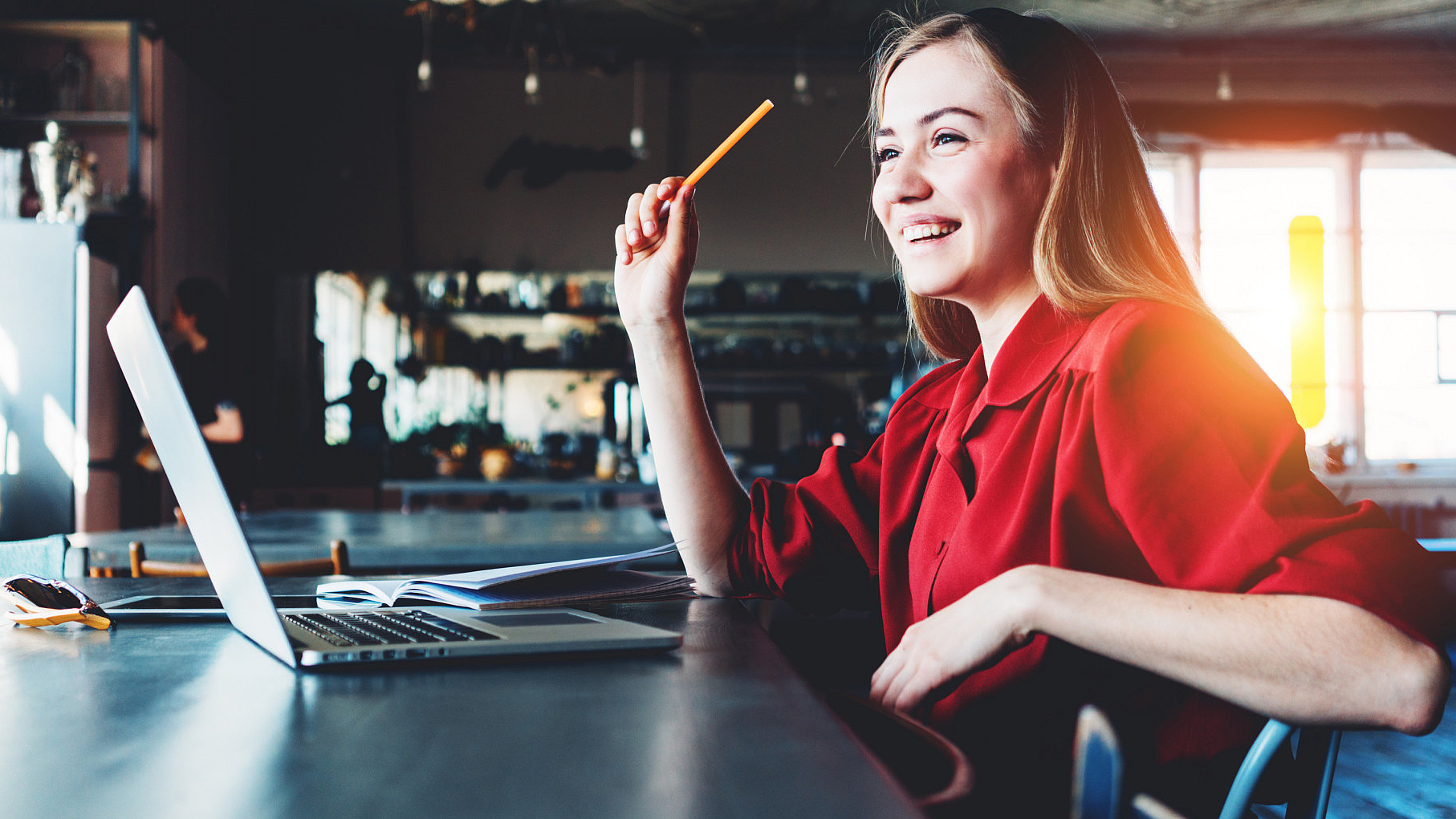 Secure your data on German servers in compliance with the law. Woman with pen in hand in front of a laptop