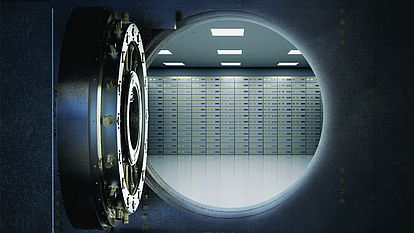 Mit Securepoint Unified Backup Unternehmensdaten zuverlässig sichern. Blick durch eine offene Tresortür auf Schließfächer.