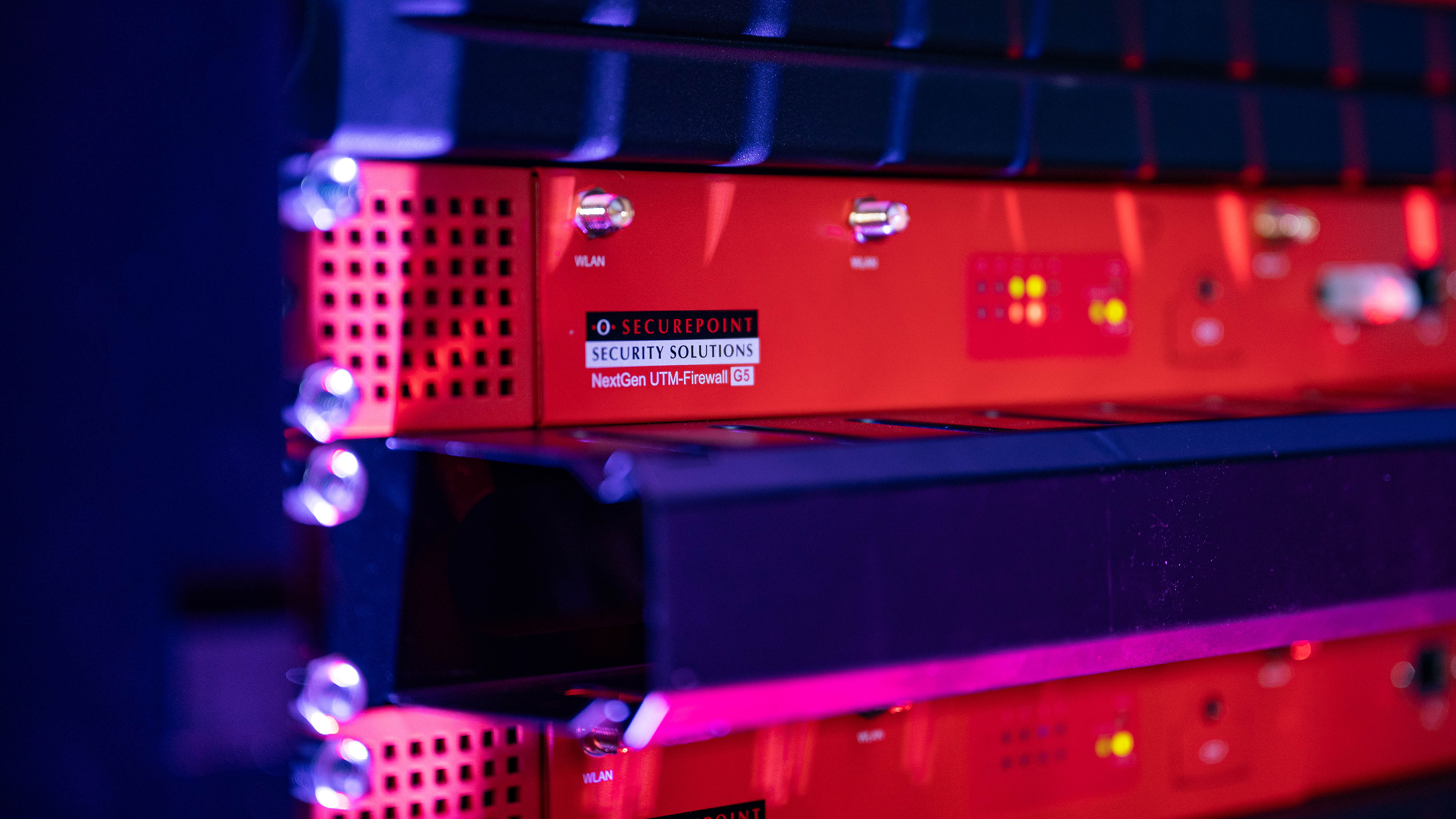 Securepoint UTM-Firewalls Securepoint UTM-Firewalls in einem Serverschrank