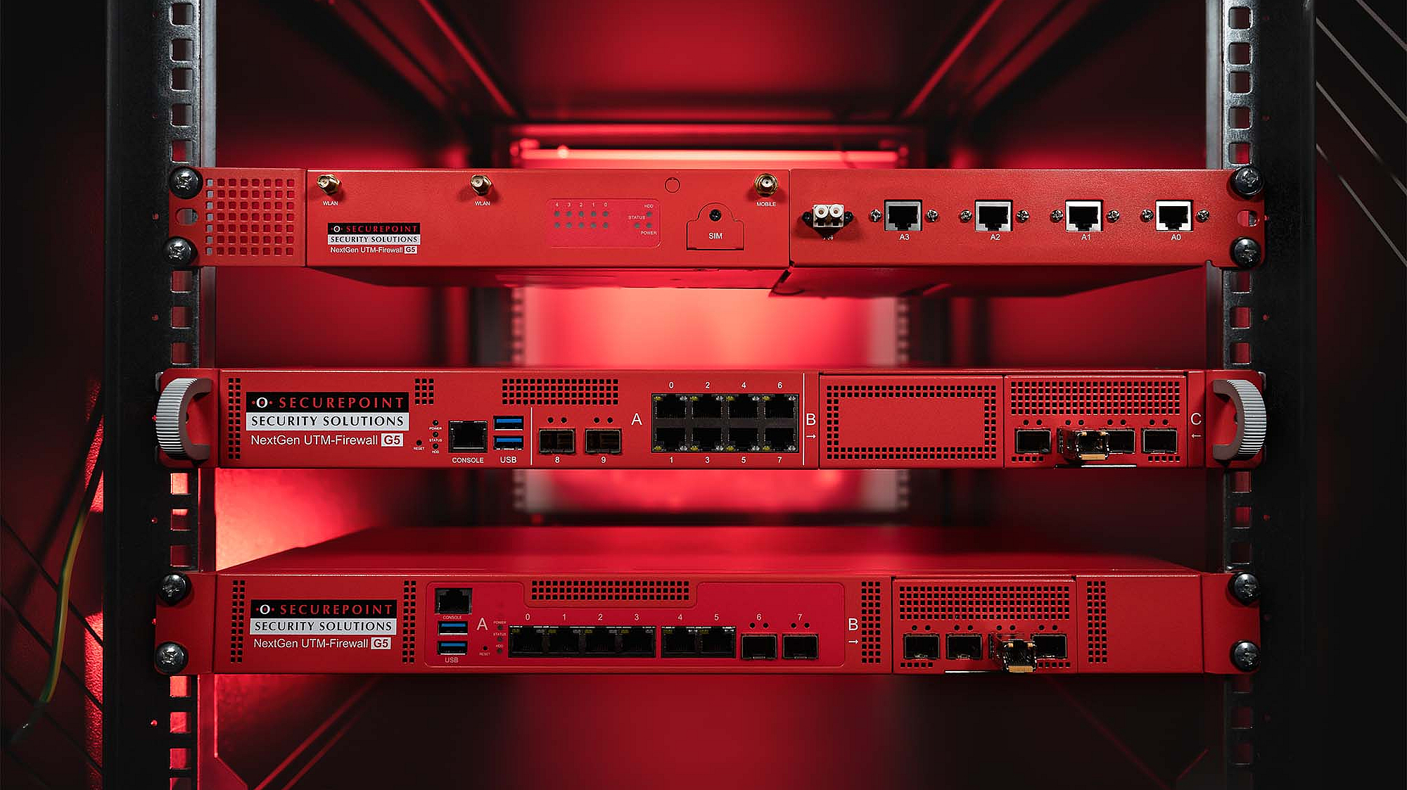 Die Basis der Netzwerksicherheit sind UTM-Firewalls. Drei verschiedene Modelle der Securepoint UTM-Firewalls für Serverschränke.