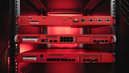 G5 Firewall ist in einem Serverschrank eingebaut mit einer roten Beleuchtung