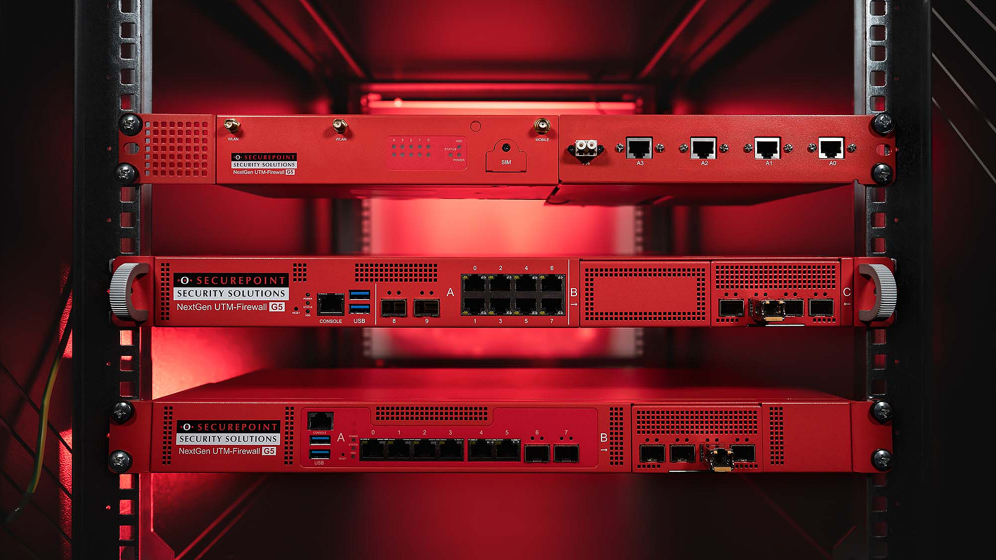 UTM Firewall für Serverschränke von Securepoint G5 Firewall ist in einem Serverschrank eingebaut mit einer roten Beleuchtung