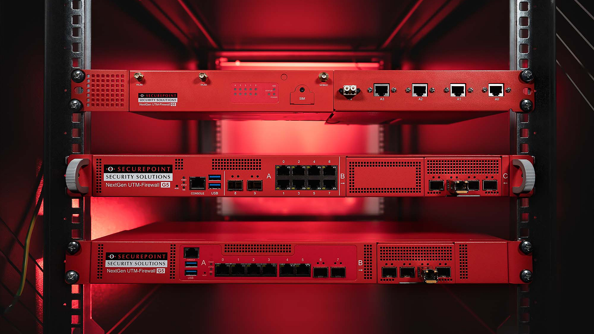 UTM Firewall für Serverschränke von Securepoint G5 Firewall ist in einem Serverschrank eingebaut mit einer roten Beleuchtung