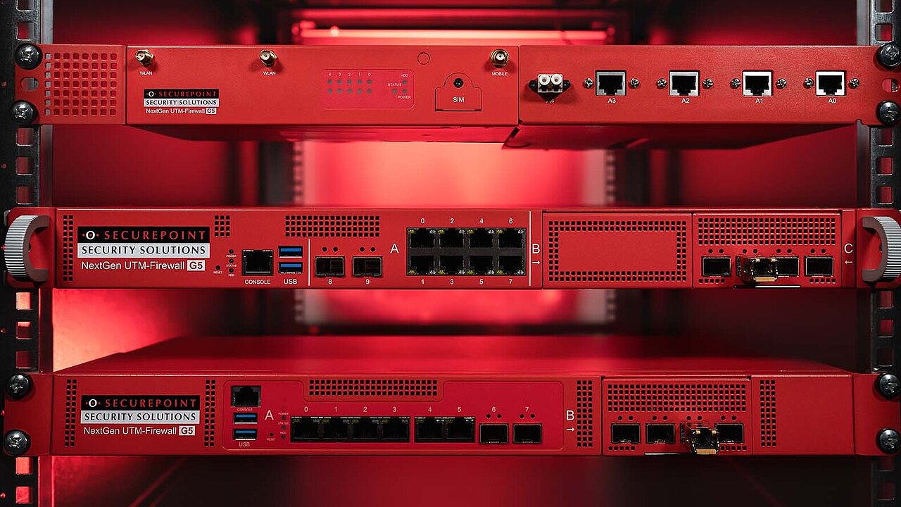 UTM Firewall für Serverschränke von Securepoint G5 Firewall ist in einem Serverschrank eingebaut mit einer roten Beleuchtung