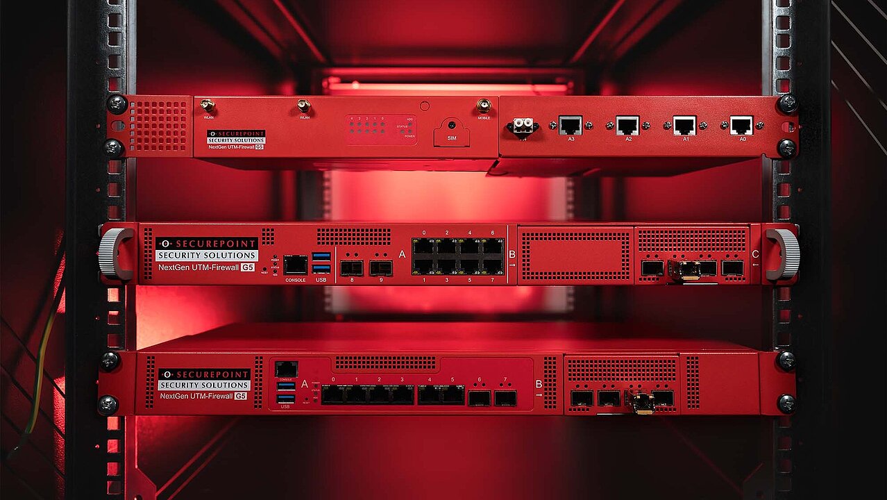 G5 Firewall ist in einem Serverschrank eingebaut mit einer roten Beleuchtung