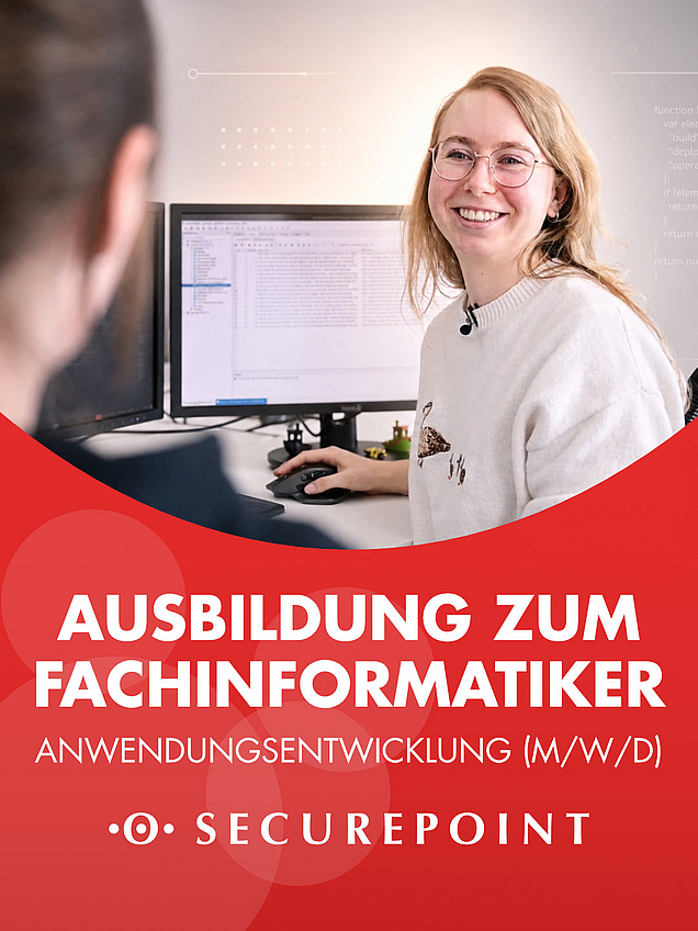 Azubi Jasmin sitzt vor einem Computer