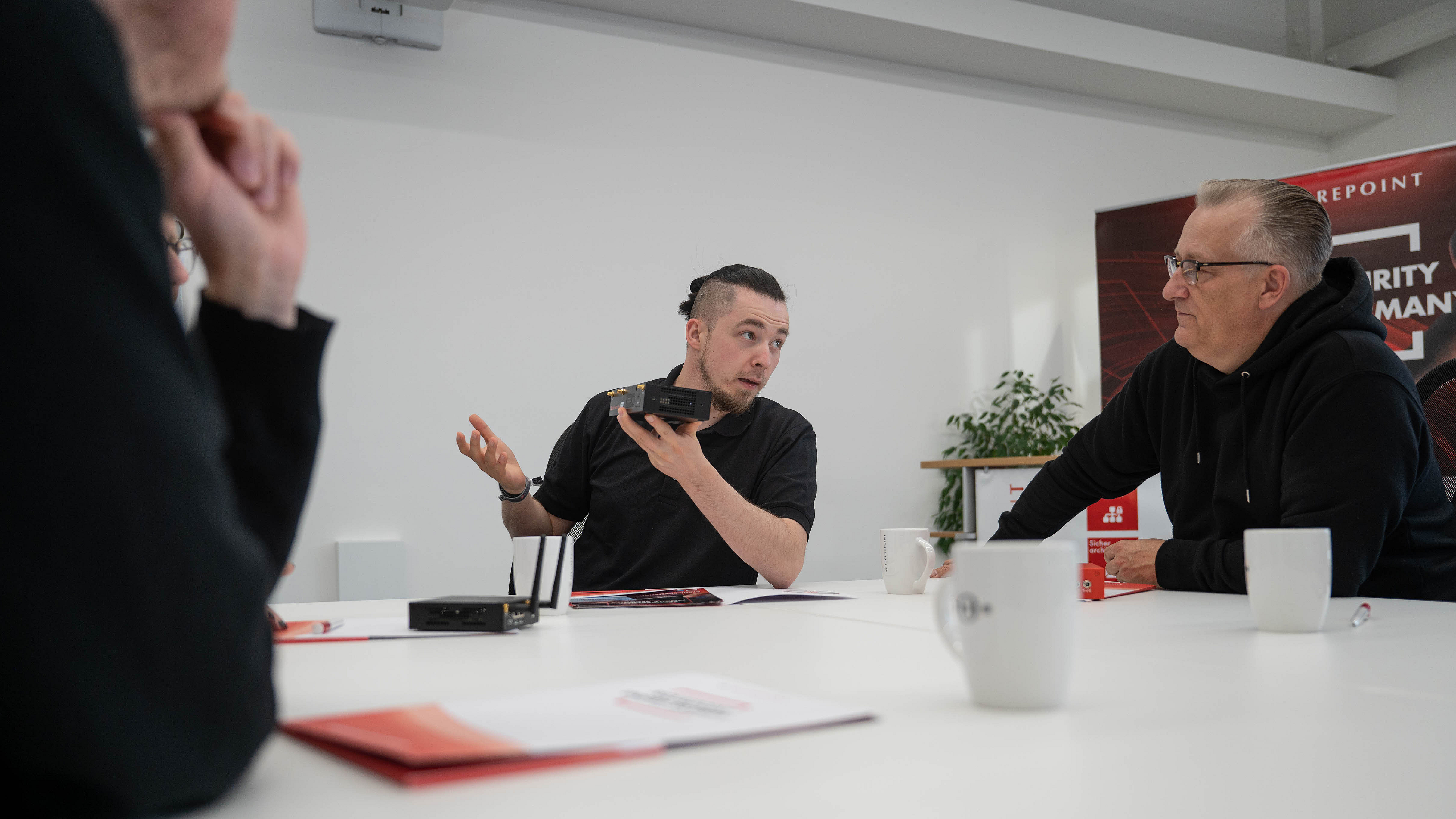 Wir erarbeiten zusammen Projektpläne Projektteam bespricht ein Produkt