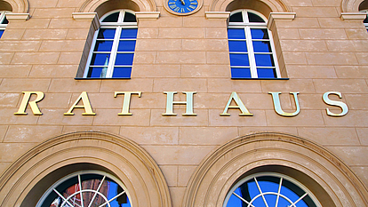 IT-Sicherheit für kommunale Einrichtungen Gebäude mit der Aufschrift Rathaus.