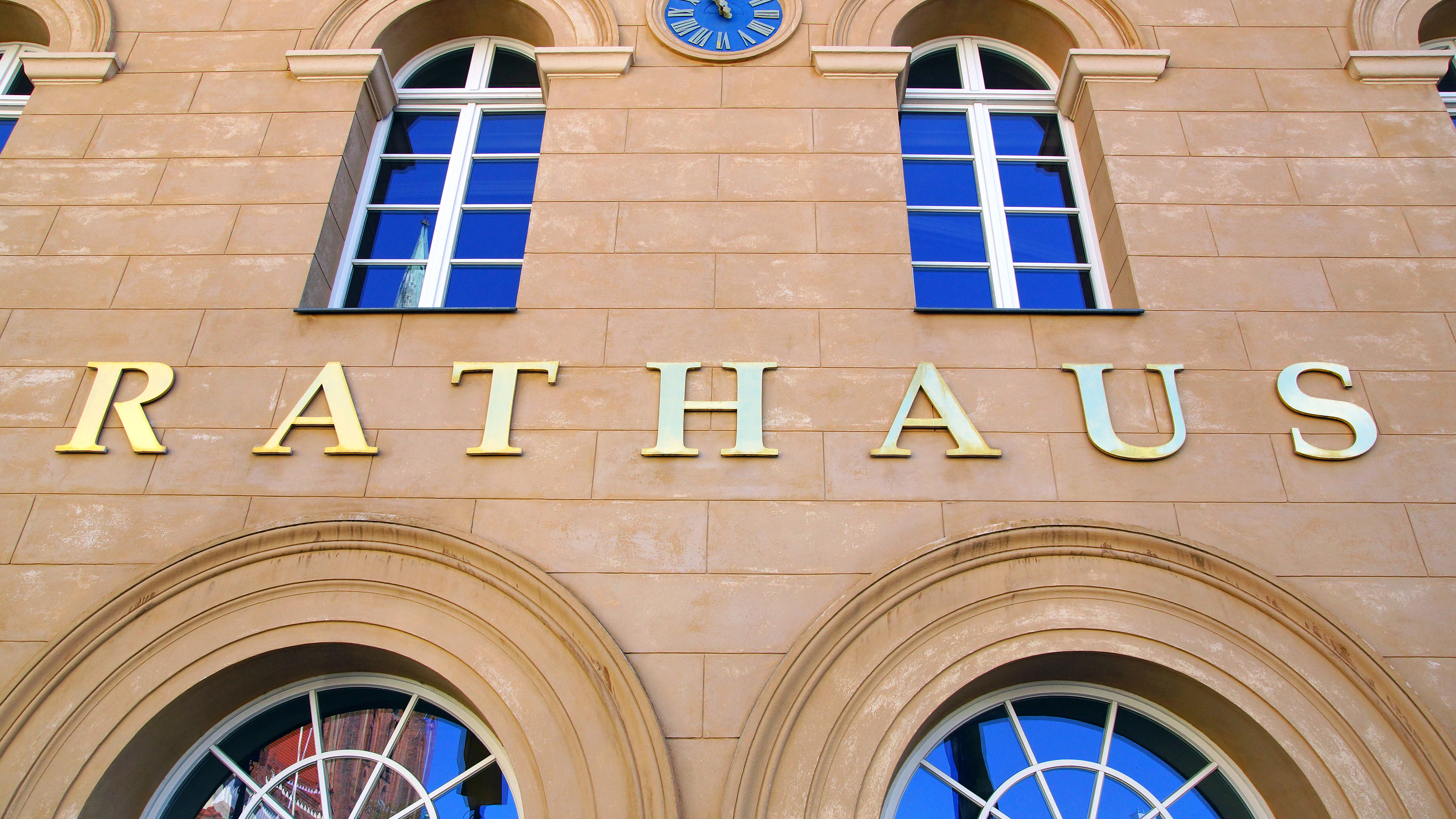 IT-Sicherheit für kommunale Einrichtungen Gebäude mit der Aufschrift Rathaus.