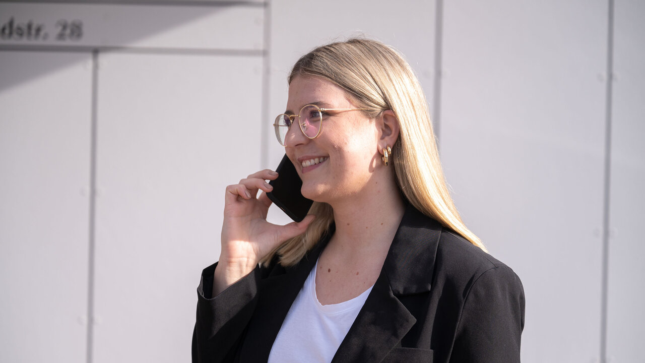 Smartphones, Tablets und andere Geräte absichern. Frau mit Smartphone am Telefonieren