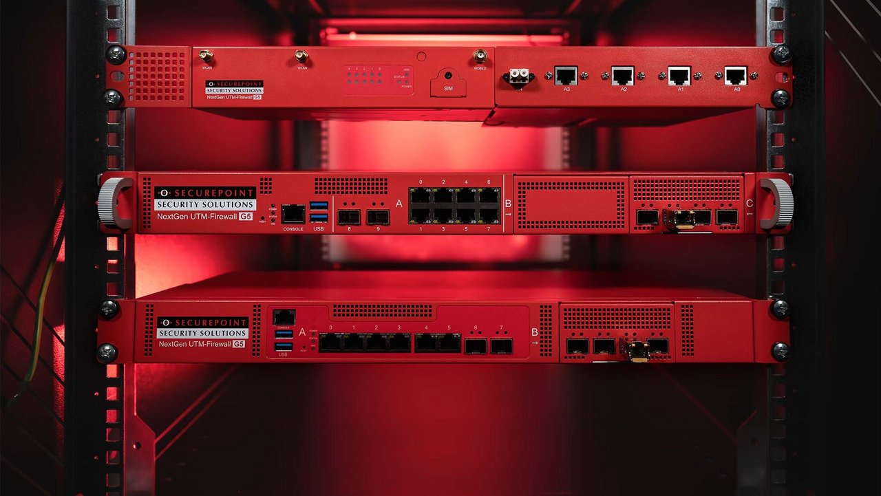 G5 Firewall ist in einem Serverschrank eingebaut mit einer roten Beleuchtung