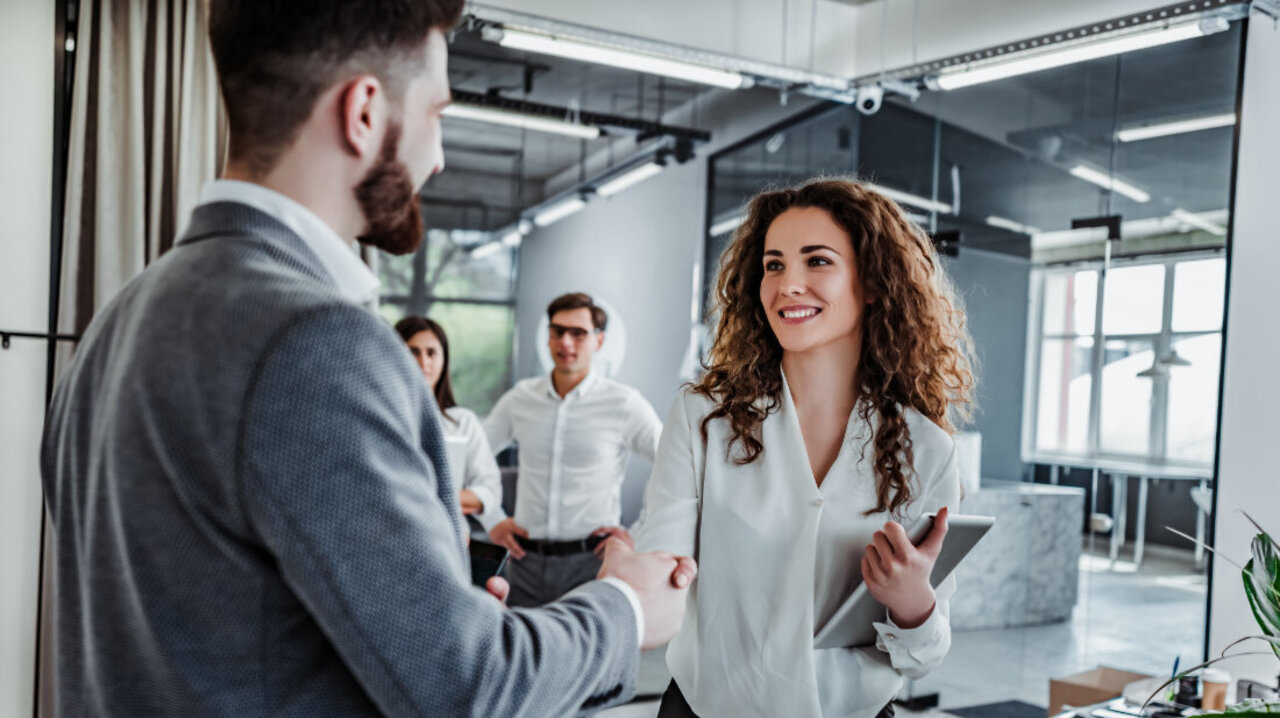 Mit Securepoint den richtigen Partner für IT Sicherheit Frau begrüßt einen Kunden
