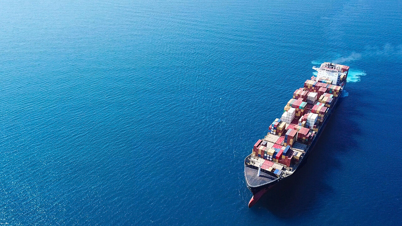 Ein Containerschiff auf dem Ozean.