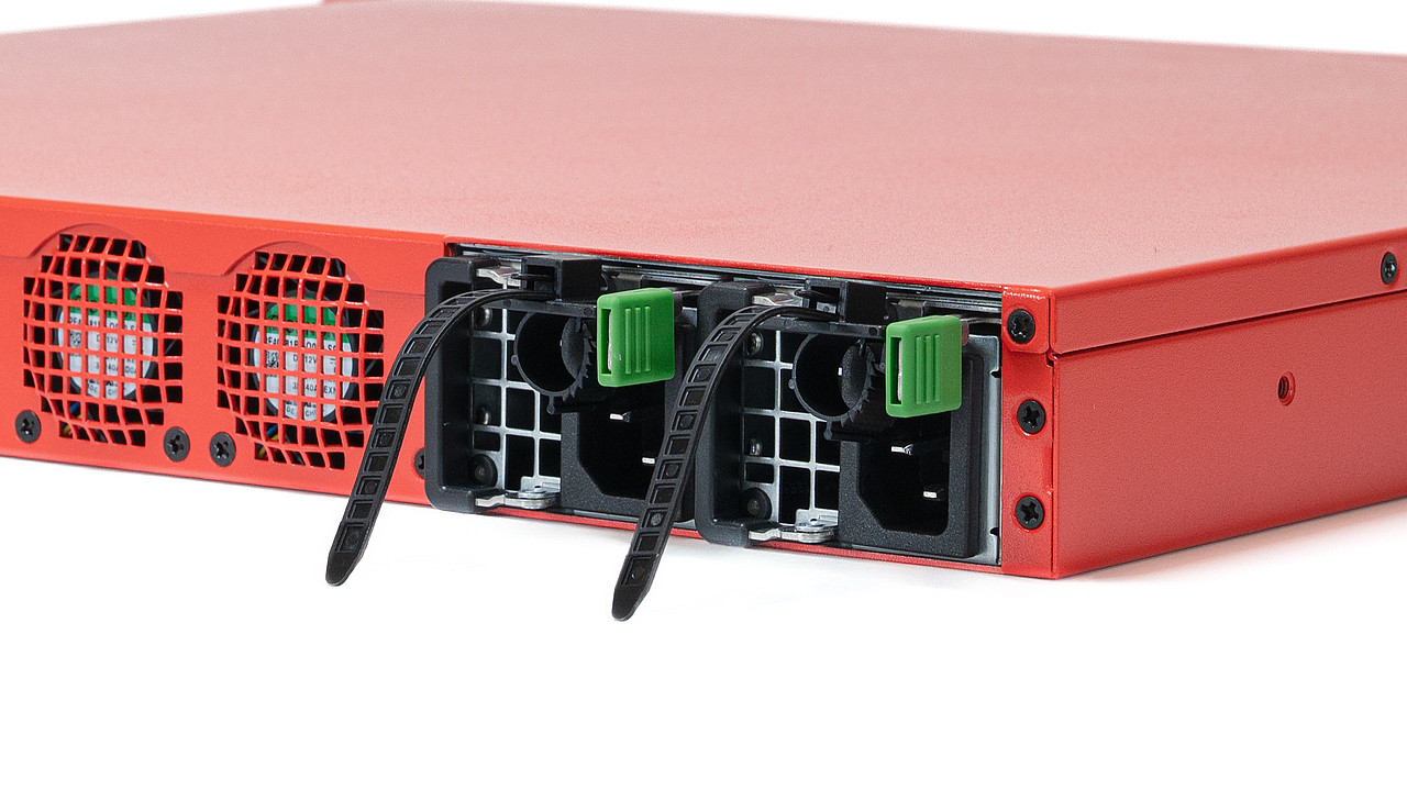 Zwei eingebaute Netzgeräte der RC1000R G6 UTM-Firewall