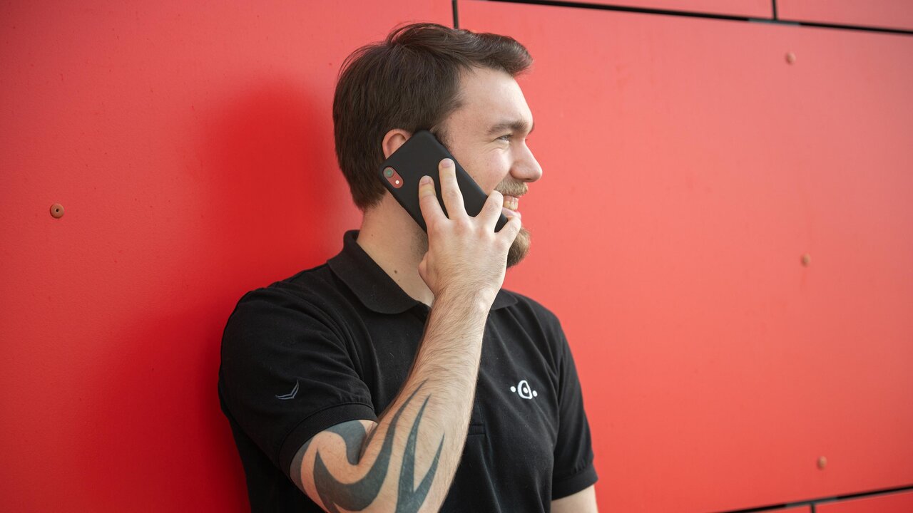 Securepoint Mitarbeiter mit Smartphone am Telefonieren