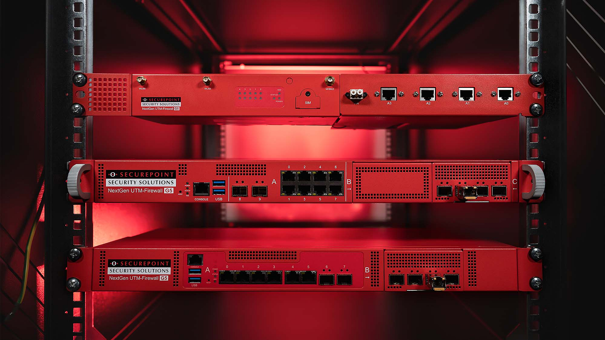 Securepoint UTM-Firewall für Unternehmen. Drei Securepoint UTM-Firewalls in einem Serverschrank.