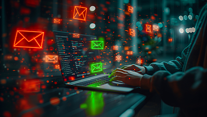 Symbolisches Bild: Sichere Mails (grün) auf dem Laptop und unsichere Mails (rot) in der digitalen Umgebung.