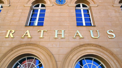 IT-Sicherheit für kommunale Einrichtungen Gebäude mit der Aufschrift Rathaus.