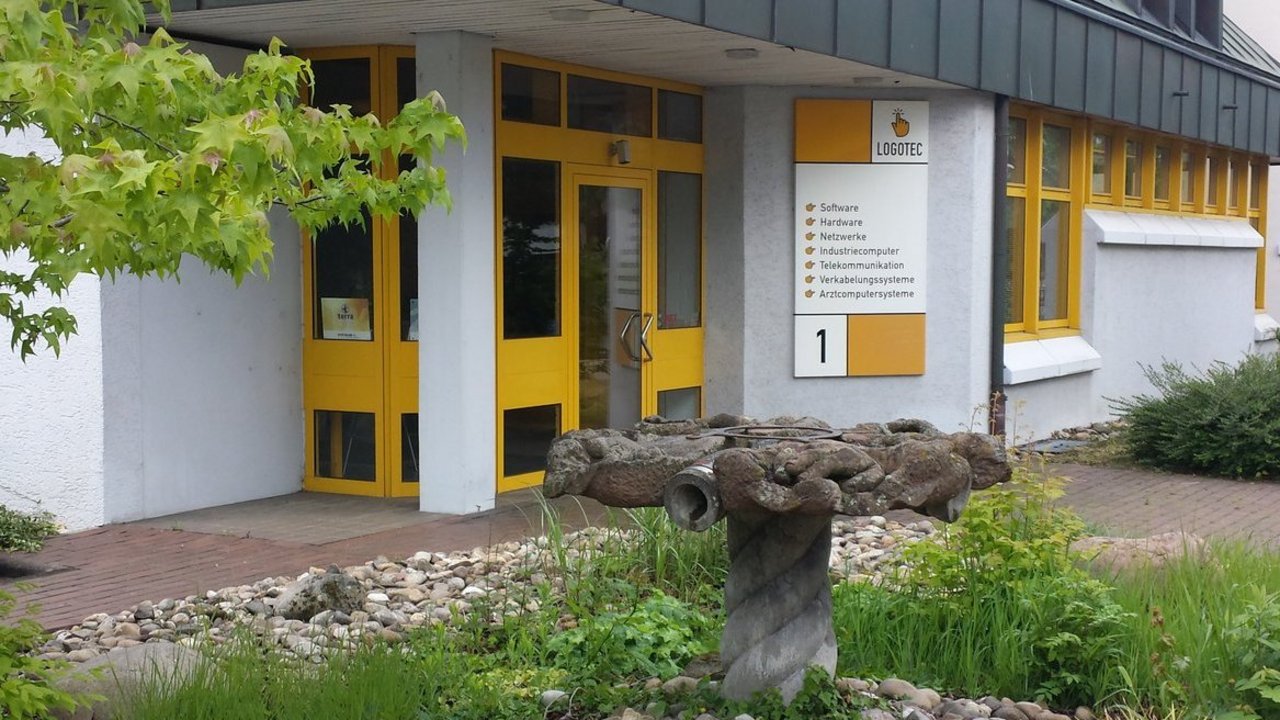 Eingang des Firmensitzes von Logotec