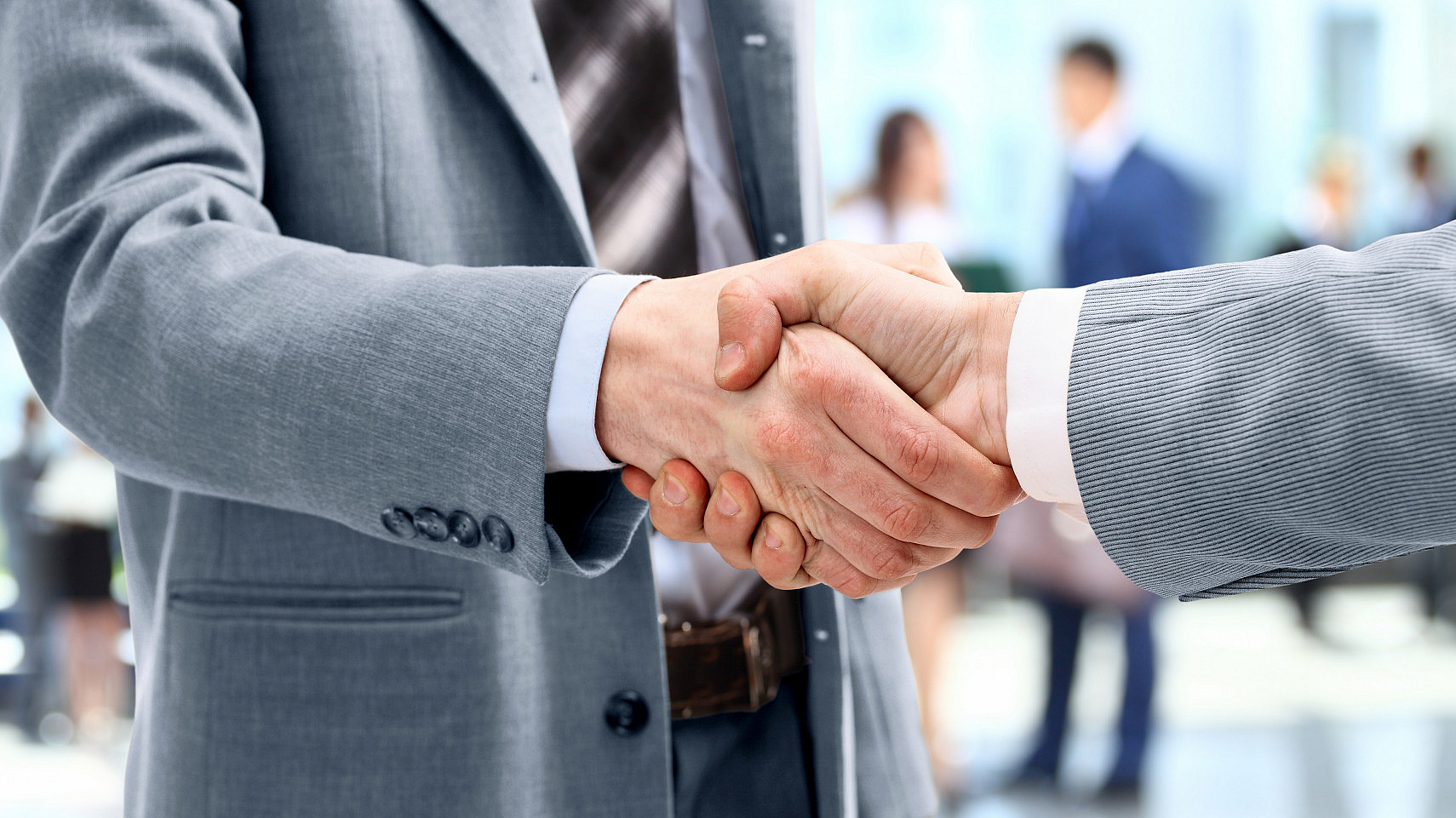 Securepoint setzt mit seinen Partnern auf langfristige Zusammenarbeit. Zwei Partner schütteln sich die Hände.