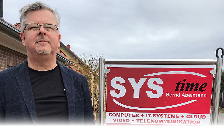 Geschäftsführer Bernd Abelmann von SYS-time. Bernd Abelmann vor seinem Firmensitz.