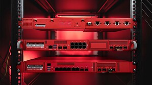 Drei UTM-Firewalls in einem Serverschrank.