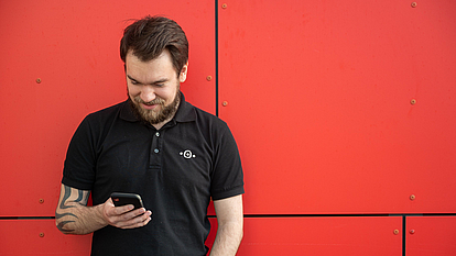 Mit Mobile Device Management alles unter Kontrolle. Securepoint Mitarbeiter mit Smartphone