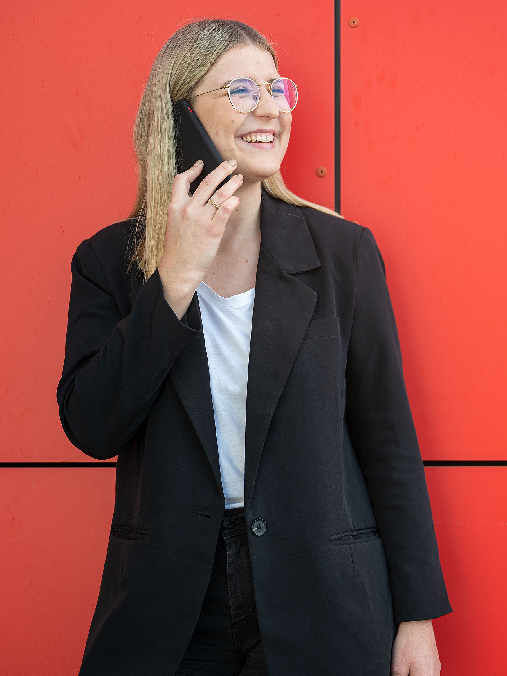 Mit Mobile Security Endgeräte effektiv absichern. Eine Frau telefoniert mit Smartphone