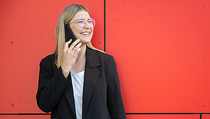 Mit Mobile Security Endgeräte effektiv absichern. Eine Frau telefoniert mit Smartphone