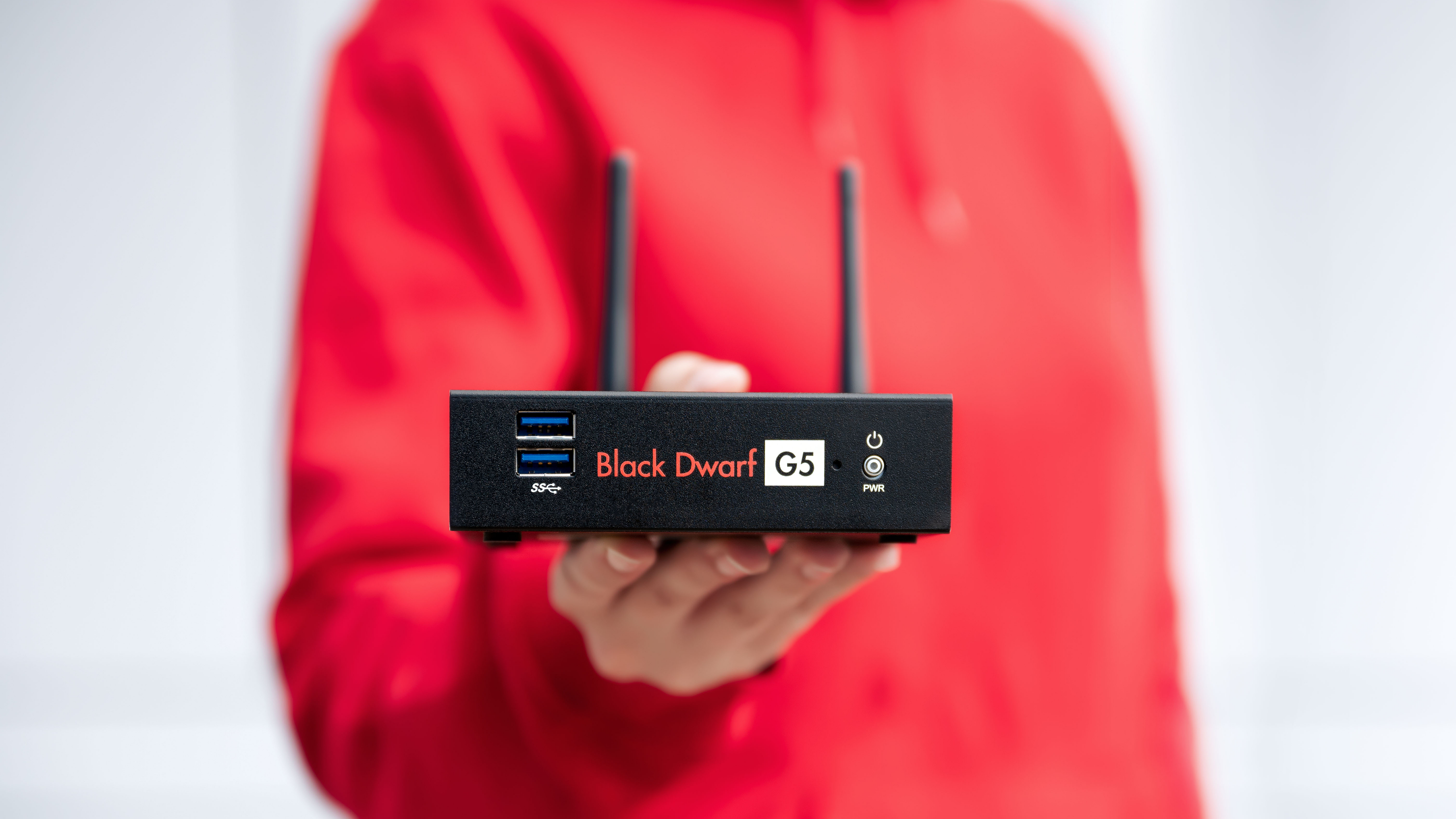 UTM-Firewall Black Dwarf für IT Security im Unternehmen Mann mit UTM-Firewall Black Dwarf in der Hand