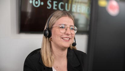 Support-Mitarbeiterin von Securepoint im Telefonat mit einem Kunden.