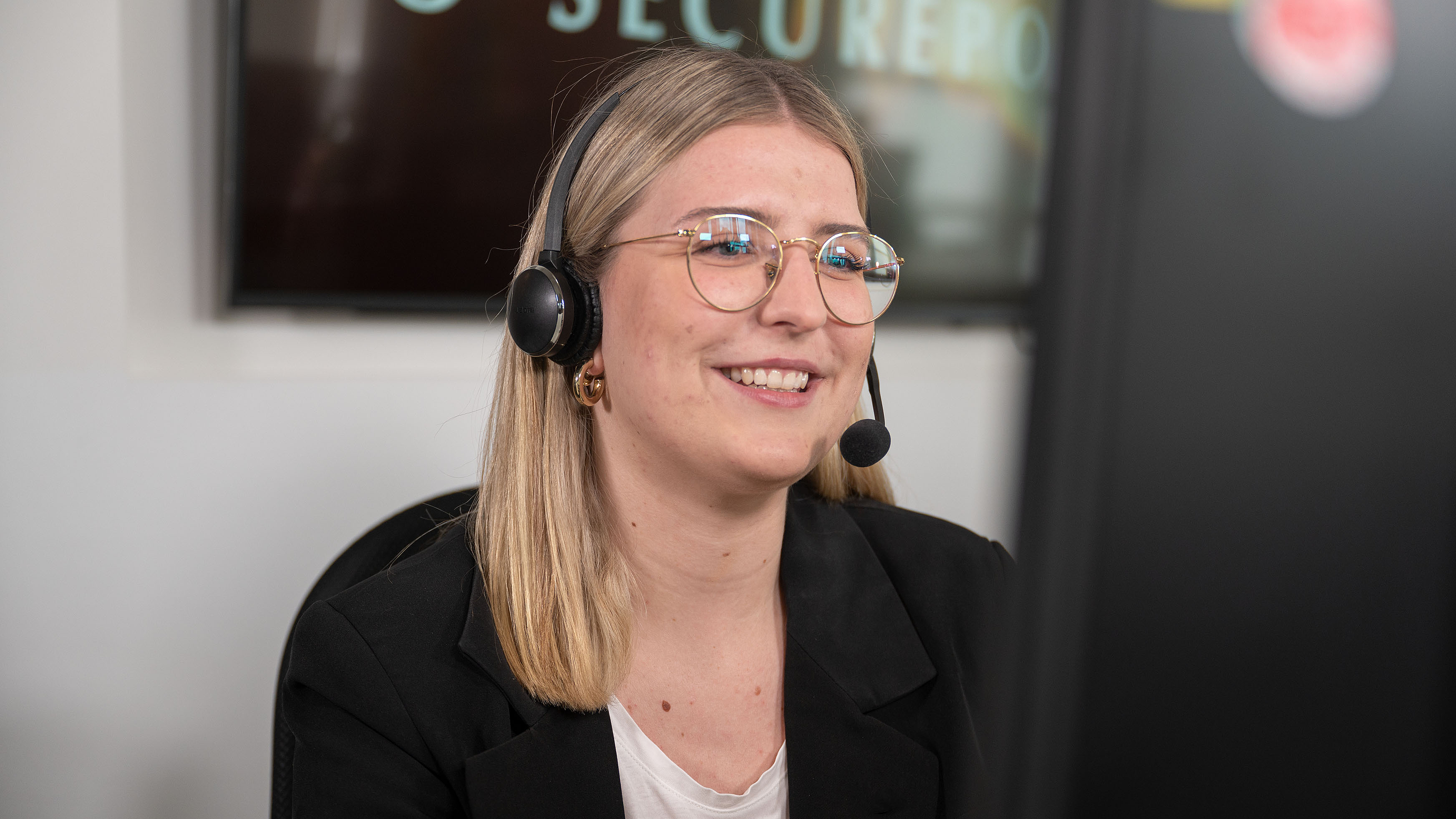 Meist können wir Ihre IT-Probleme im ersten Telefonat lösen. Support-Mitarbeiterin von Securepoint im Telefonat mit einem Kunden.