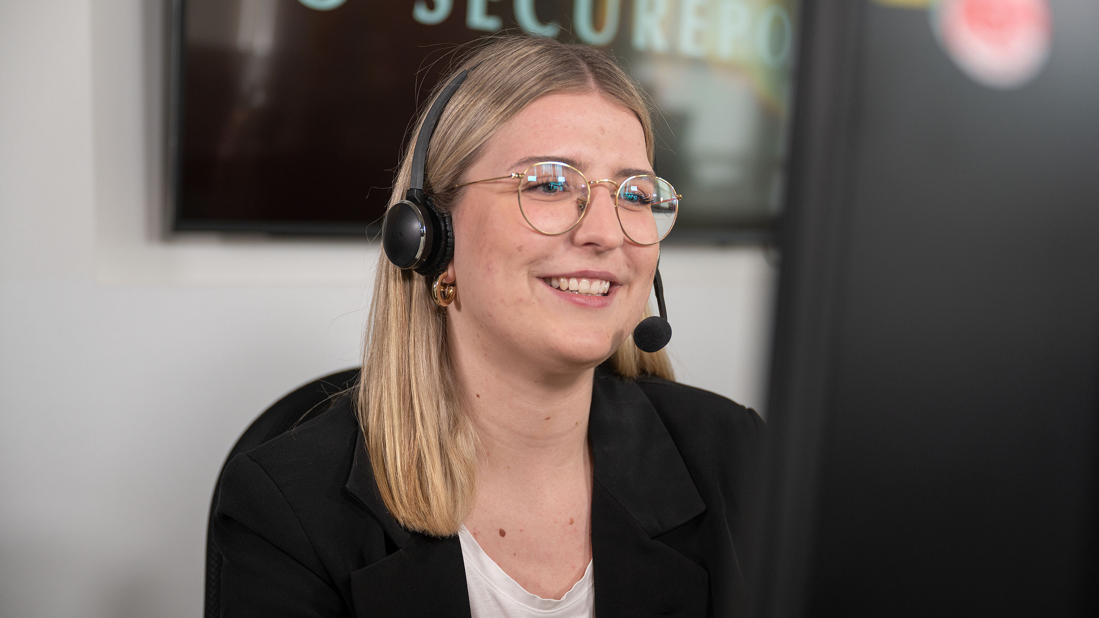 Meist können wir Ihre IT-Probleme im ersten Telefonat lösen. Support-Mitarbeiterin von Securepoint im Telefonat mit einem Kunden.