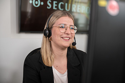 Support-Mitarbeiterin von Securepoint im Telefonat mit einem Kunden.