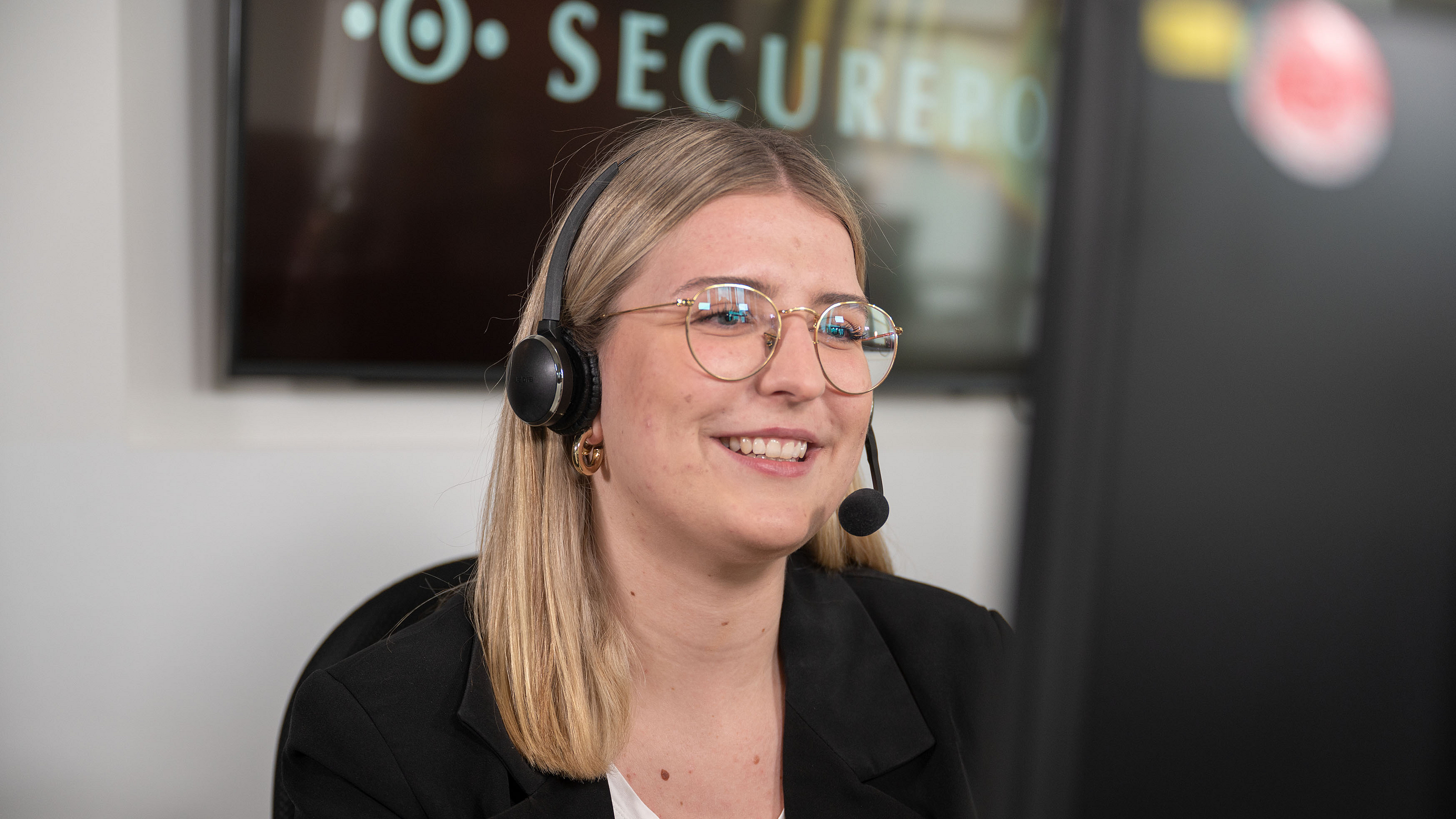 Meist können wir Ihre IT-Probleme im ersten Telefonat lösen. Support-Mitarbeiterin von Securepoint im Telefonat mit einem Kunden.
