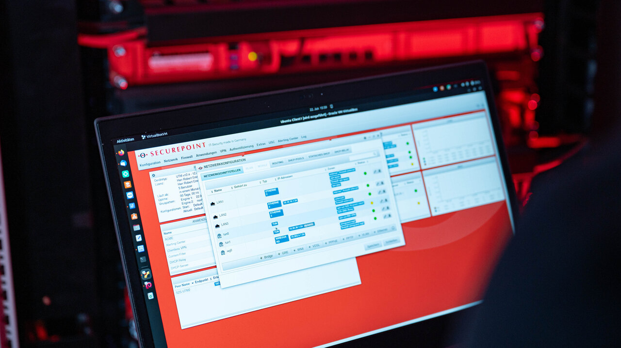 Einfaches Management der UTM-Firewalls über das Unified Security Portal Das Securepoint Unified Security Portal auf einem Laptop.