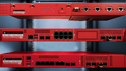 IT-Sicherheit für Unternehmen durch Securepoint UTM-Firewalls. Drei verschiedene UTM-Firewalls in einem Serverschrank.
