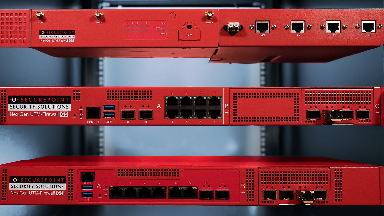 IT-Sicherheit für Unternehmen durch Securepoint UTM-Firewalls. Drei verschiedene UTM-Firewalls in einem Serverschrank.