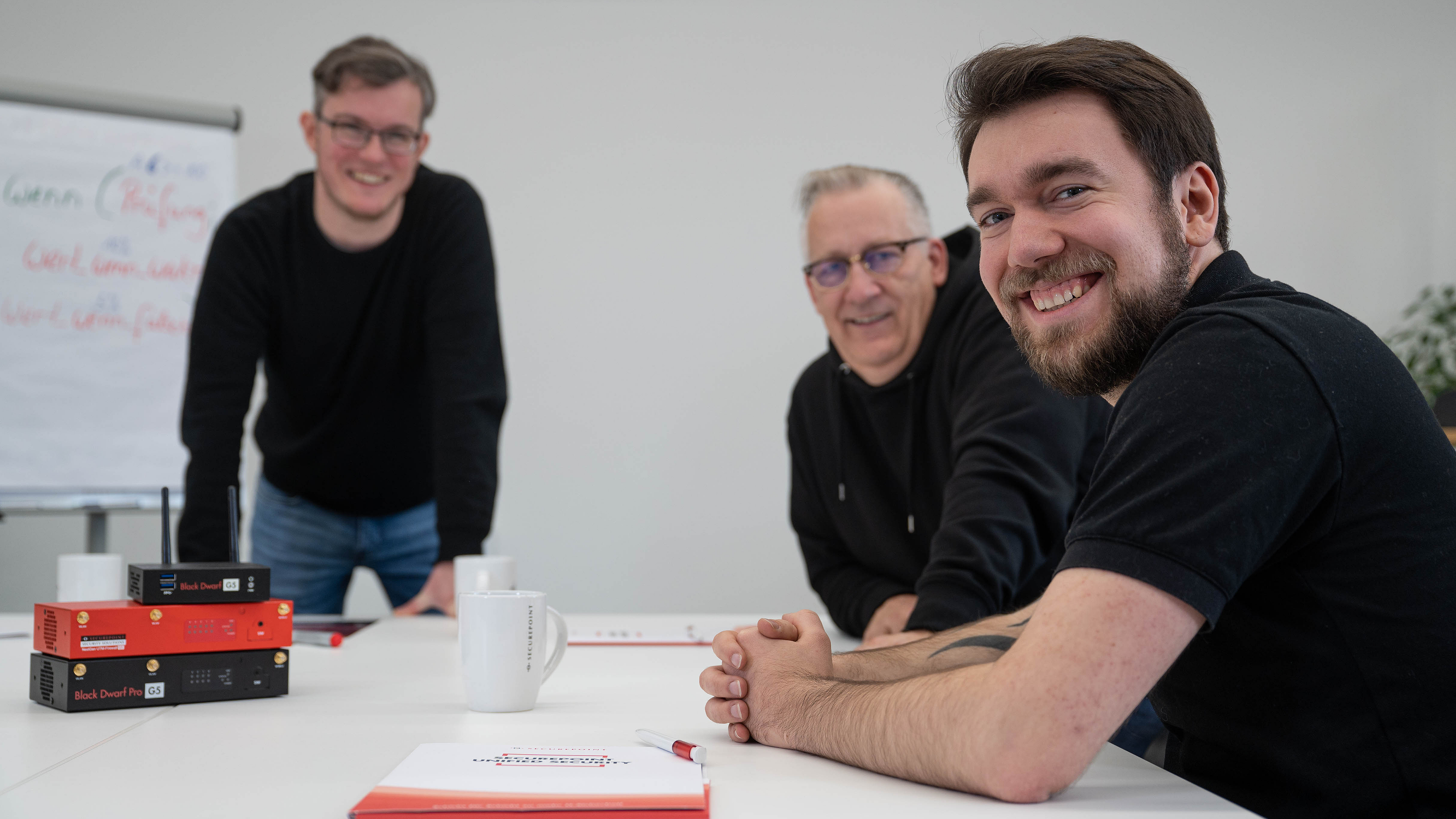 Securepoint schult regelmäßig seine Mitarbeiterinnen und Mitarbeiter. Securepoint Mitarbeiter in einer Schulung