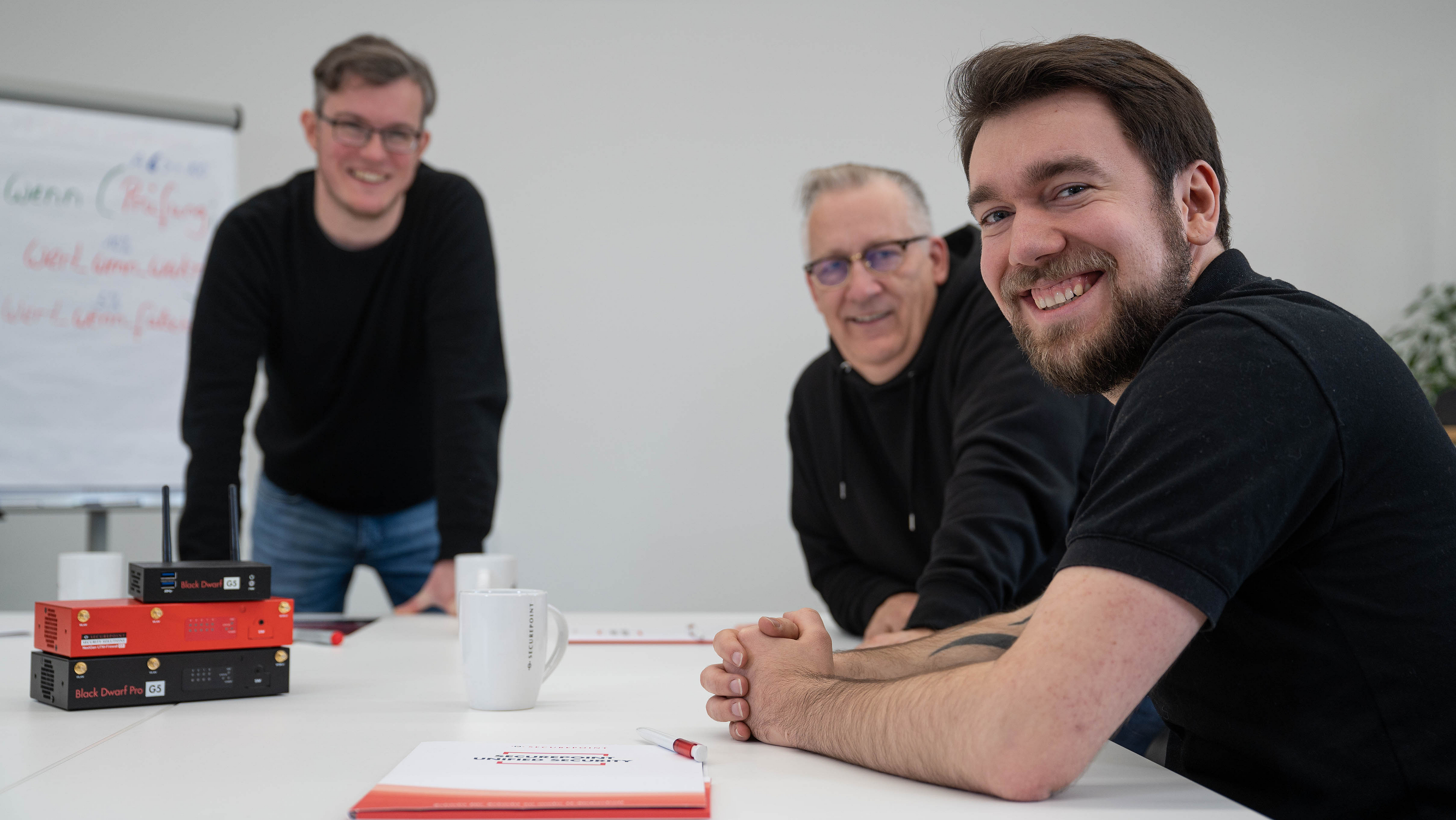 Securepoint schult regelmäßig seine Mitarbeiterinnen und Mitarbeiter. Securepoint Mitarbeiter in einer Schulung