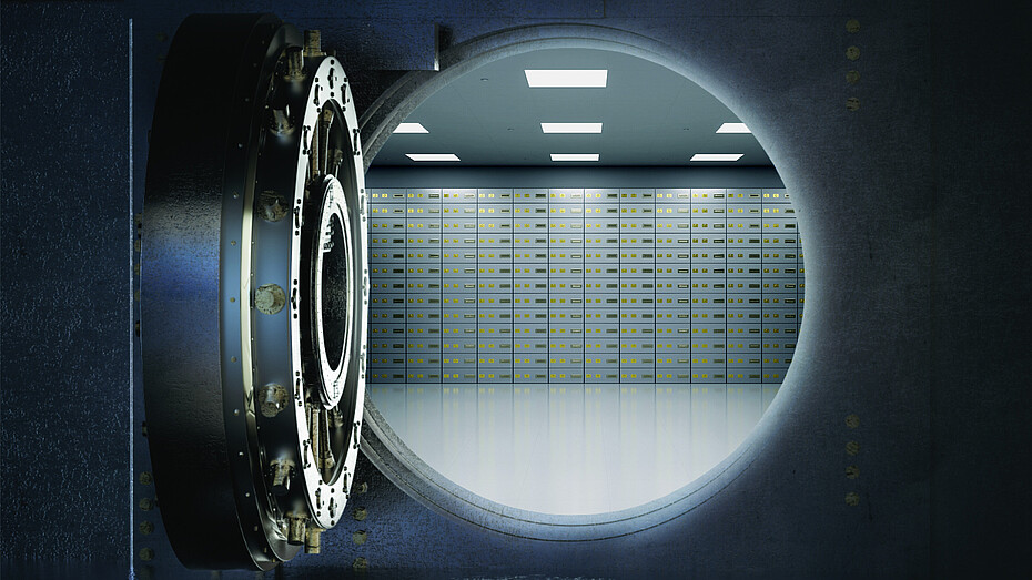 Zuverlässige Datensicherung mit Securepoint Unified Backup. Ein Tresorraum mit vielen Schließfächern.
