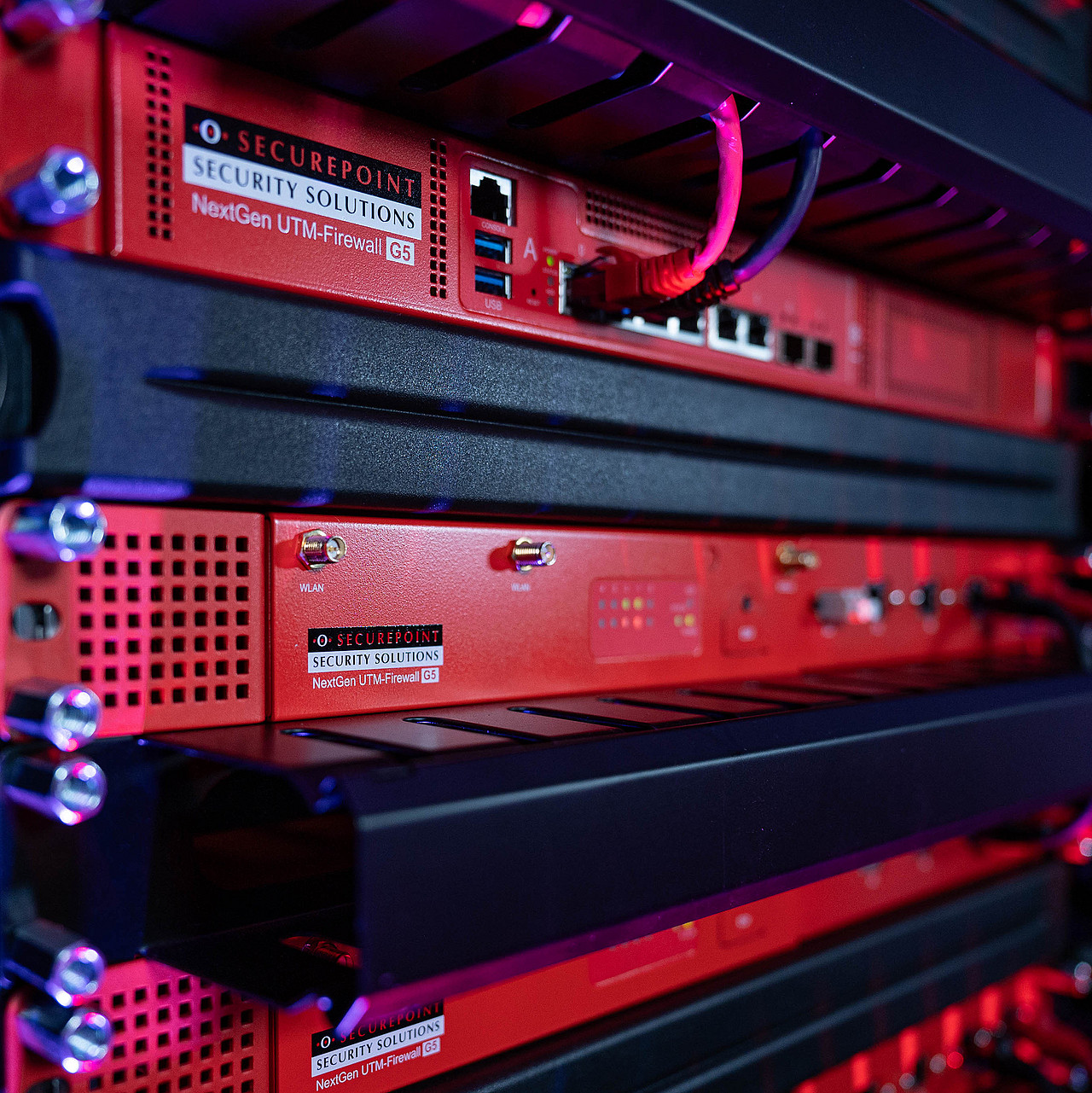 Securepoint UTM-Firewalls stehen für IT-Sicherheit Securepoint UTM-Firewalls in einem Serverrack