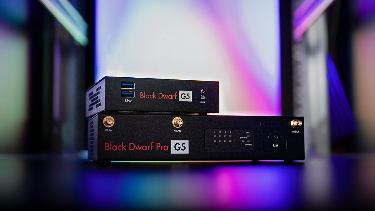 Die Securepoint Black Dwarf-Serie Securepoint Black Dwarf G5 und Black Dwarf Pro G5 gestapelt.