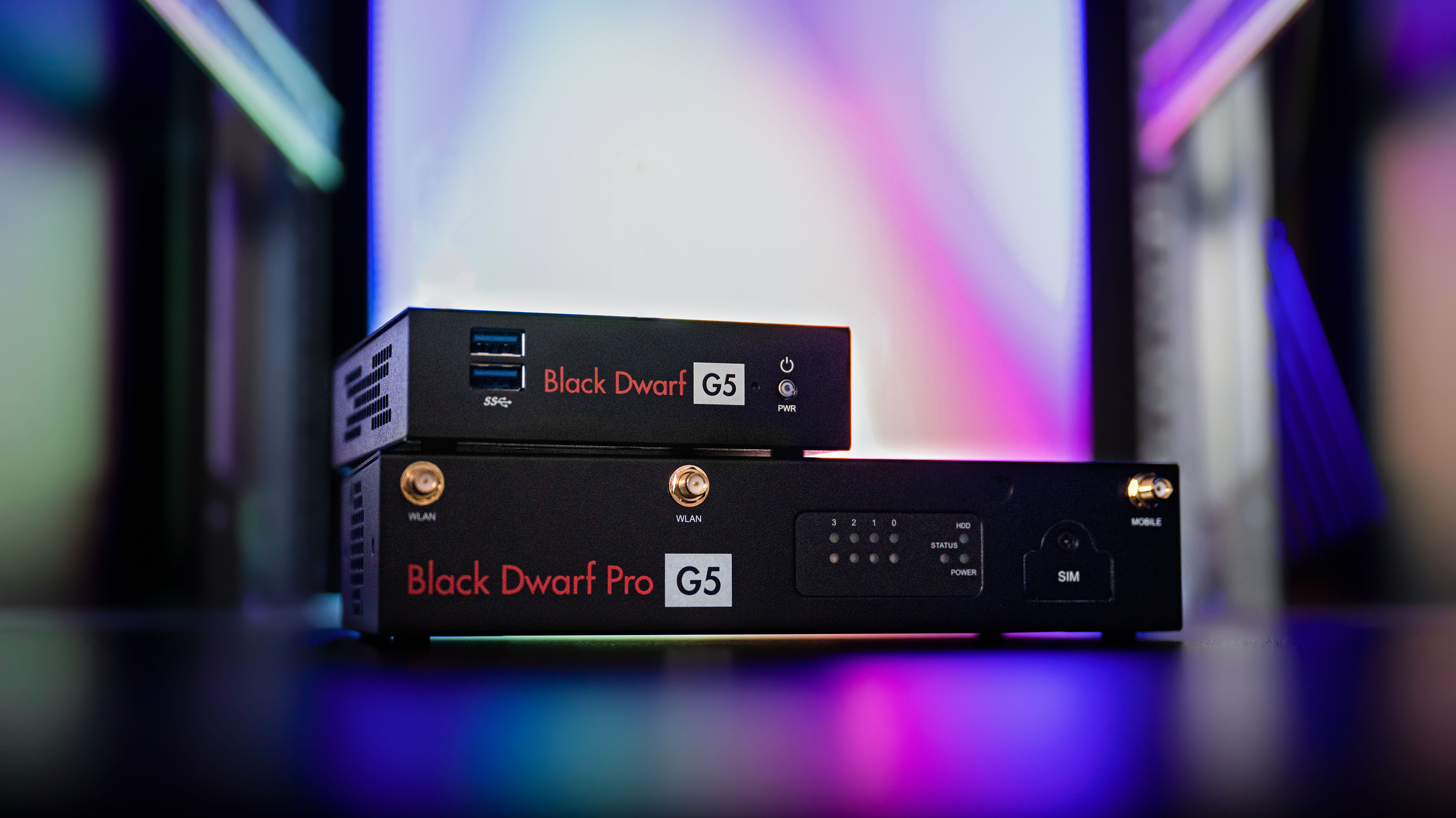 Die Securepoint Black Dwarf-Serie Securepoint Black Dwarf G5 und Black Dwarf Pro G5 gestapelt.
