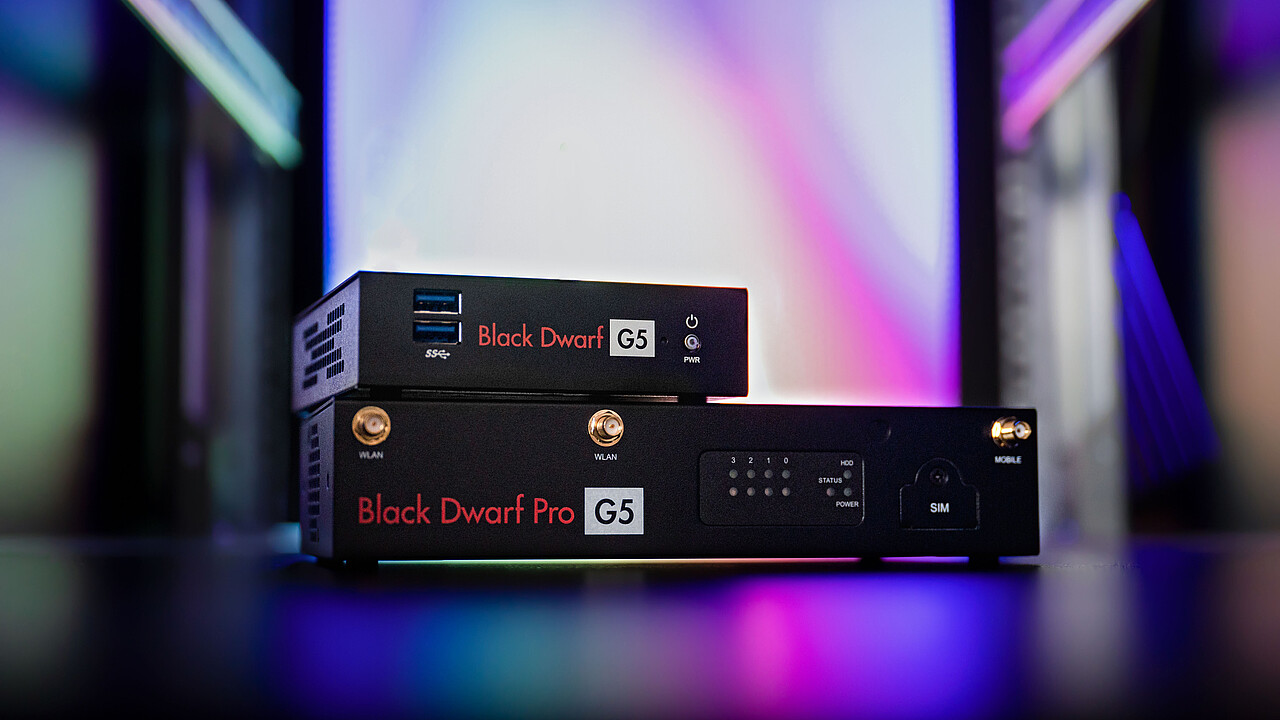 Die Securepoint Black Dwarf-Serie Securepoint Black Dwarf G5 und Black Dwarf Pro G5 gestapelt.